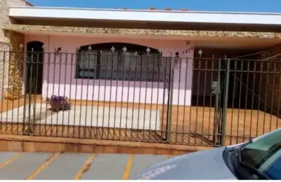 Excelente Casa com Edícula e Móveis Planejados - 179m²